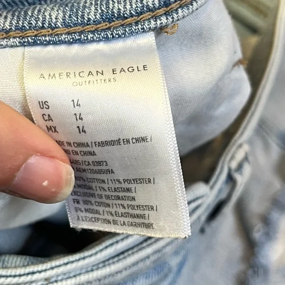 American Eagle Women's Size 14Distressed Cuffed Mom Jean Shorts Light Wash Blue - Picture 9 of 9